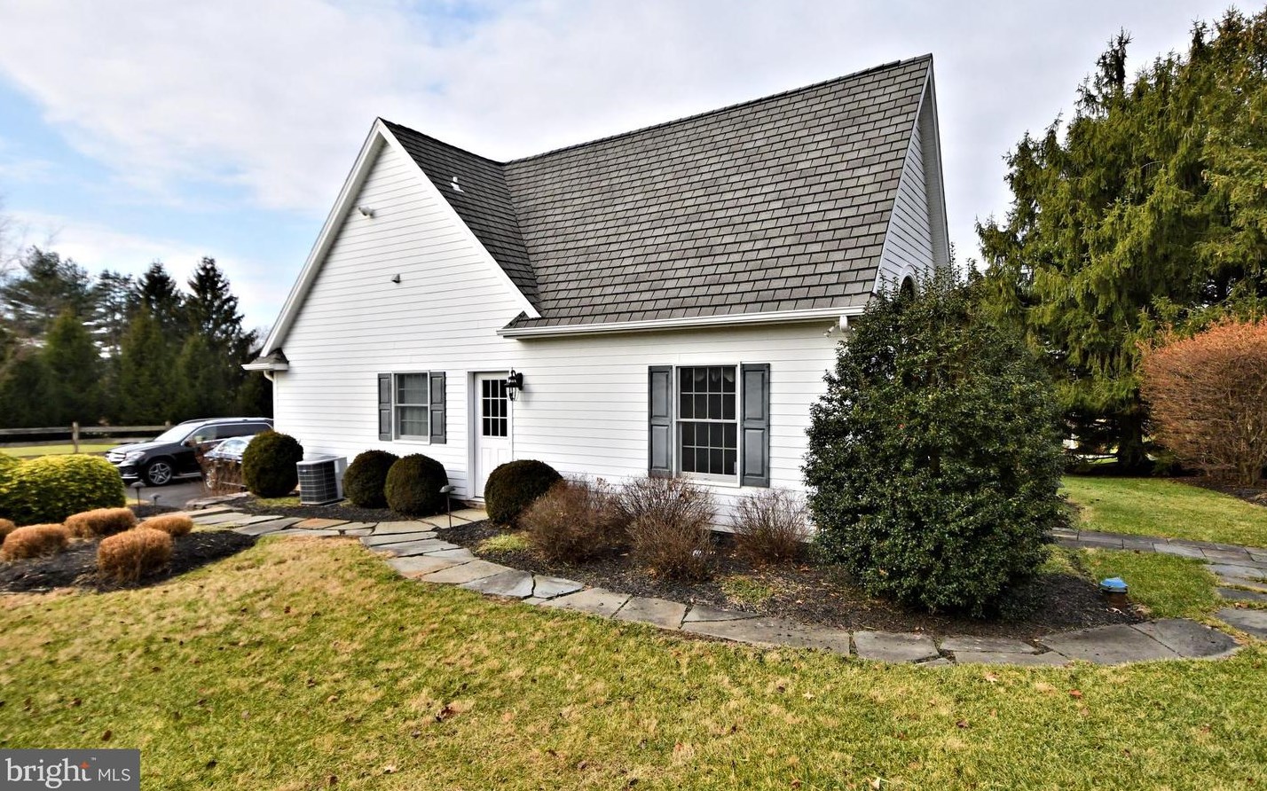 336 Woodhill Rd, Upper Makefield PA 18940-2517 exterior