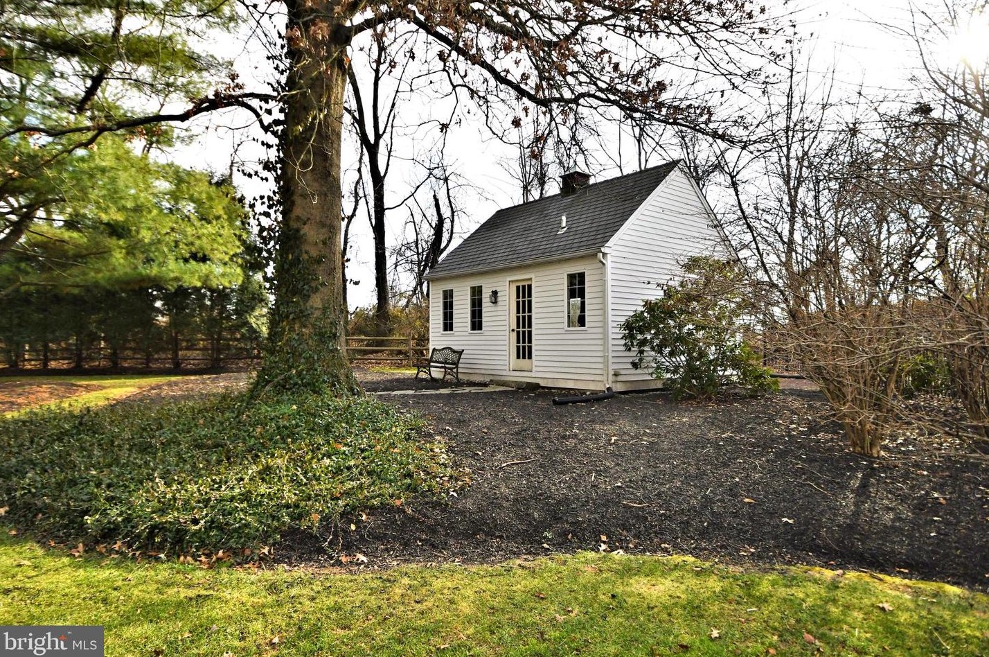 336 Woodhill Rd, Upper Makefield PA 18940-2517 exterior