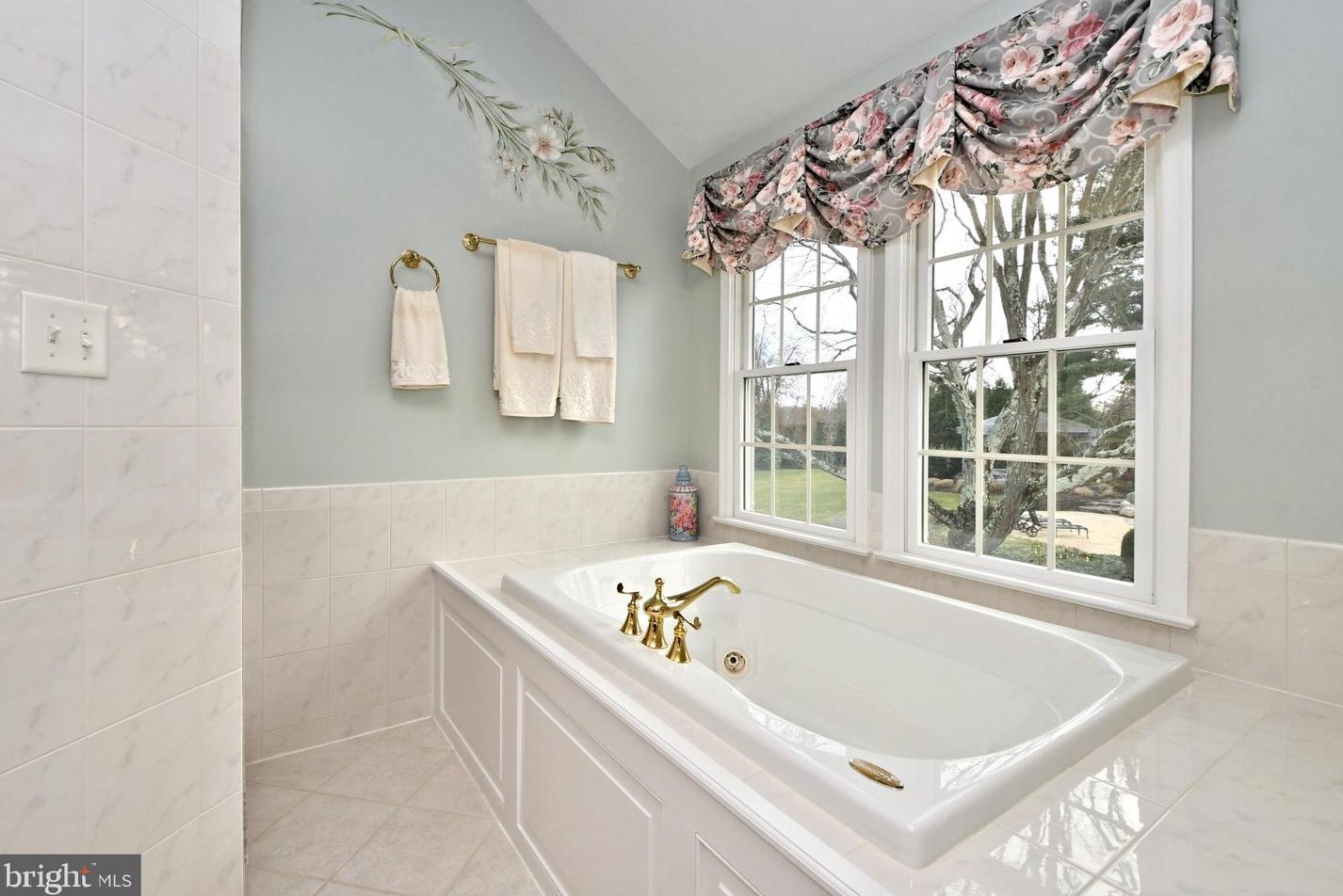 336 Woodhill Rd, Upper Makefield PA 18940-2517 exterior