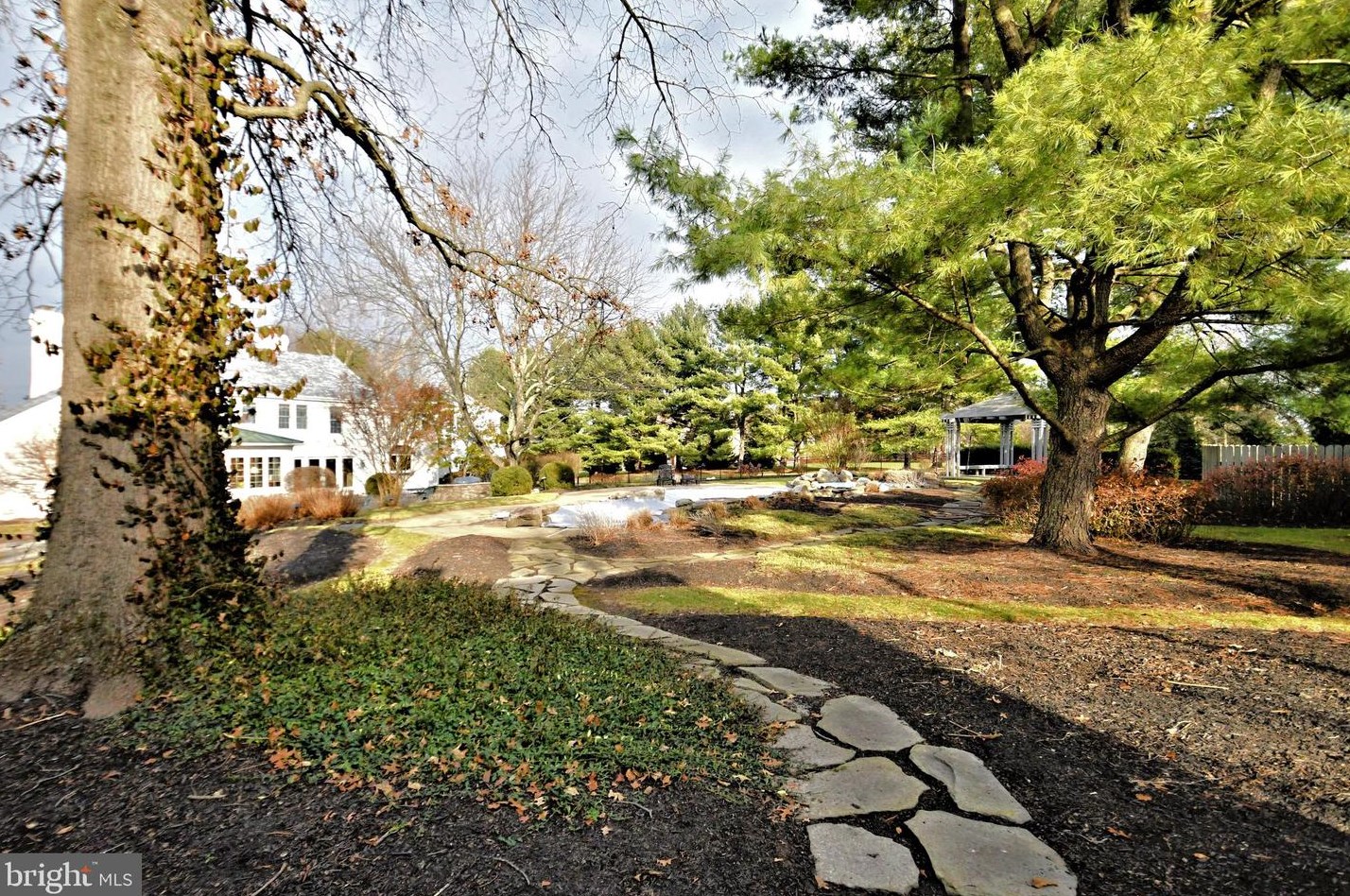 336 Woodhill Rd, Upper Makefield PA 18940-2517 exterior