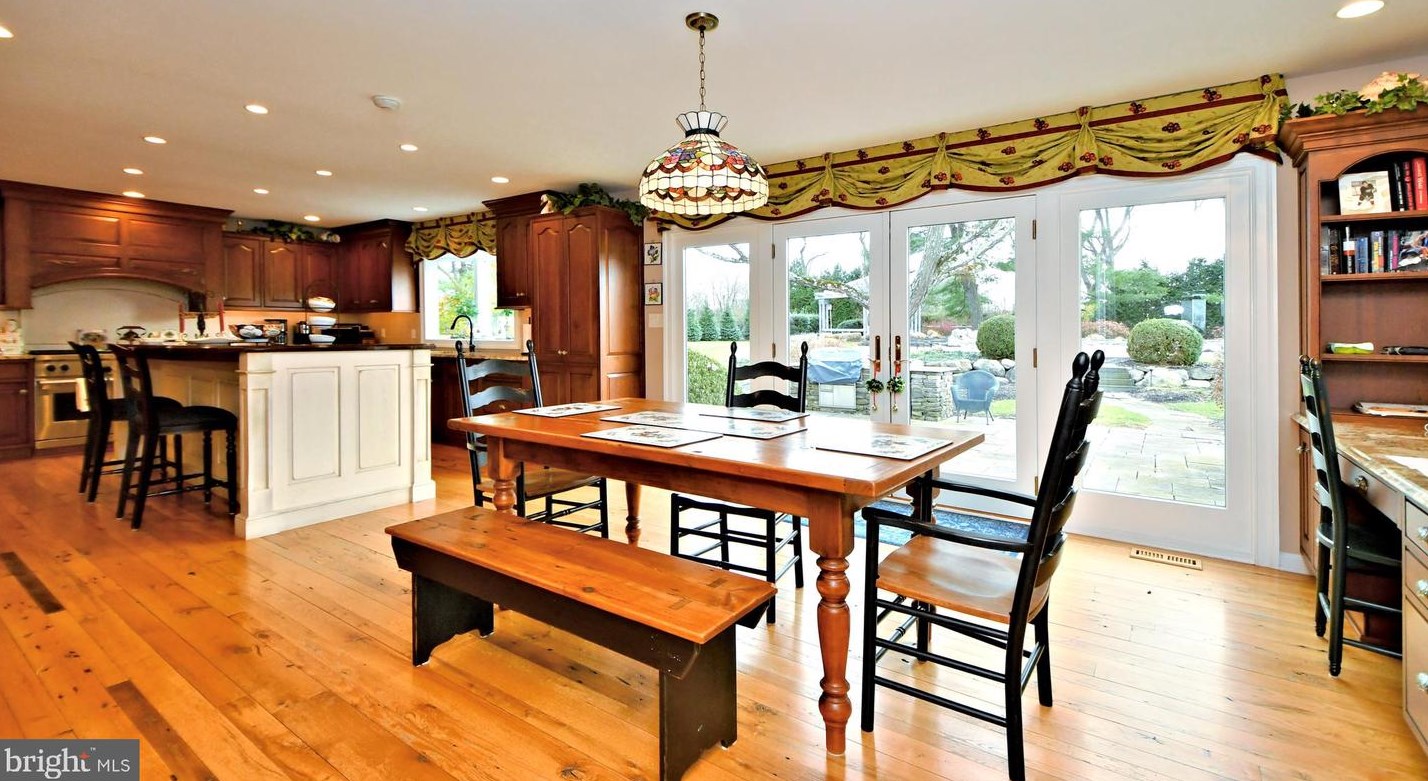 336 Woodhill Rd, Upper Makefield PA 18940-2517 exterior