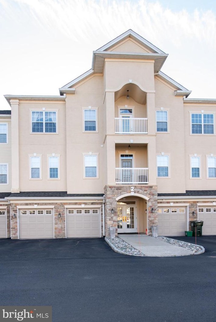 2 Falcon Dr #205, Southampton, PA 18966