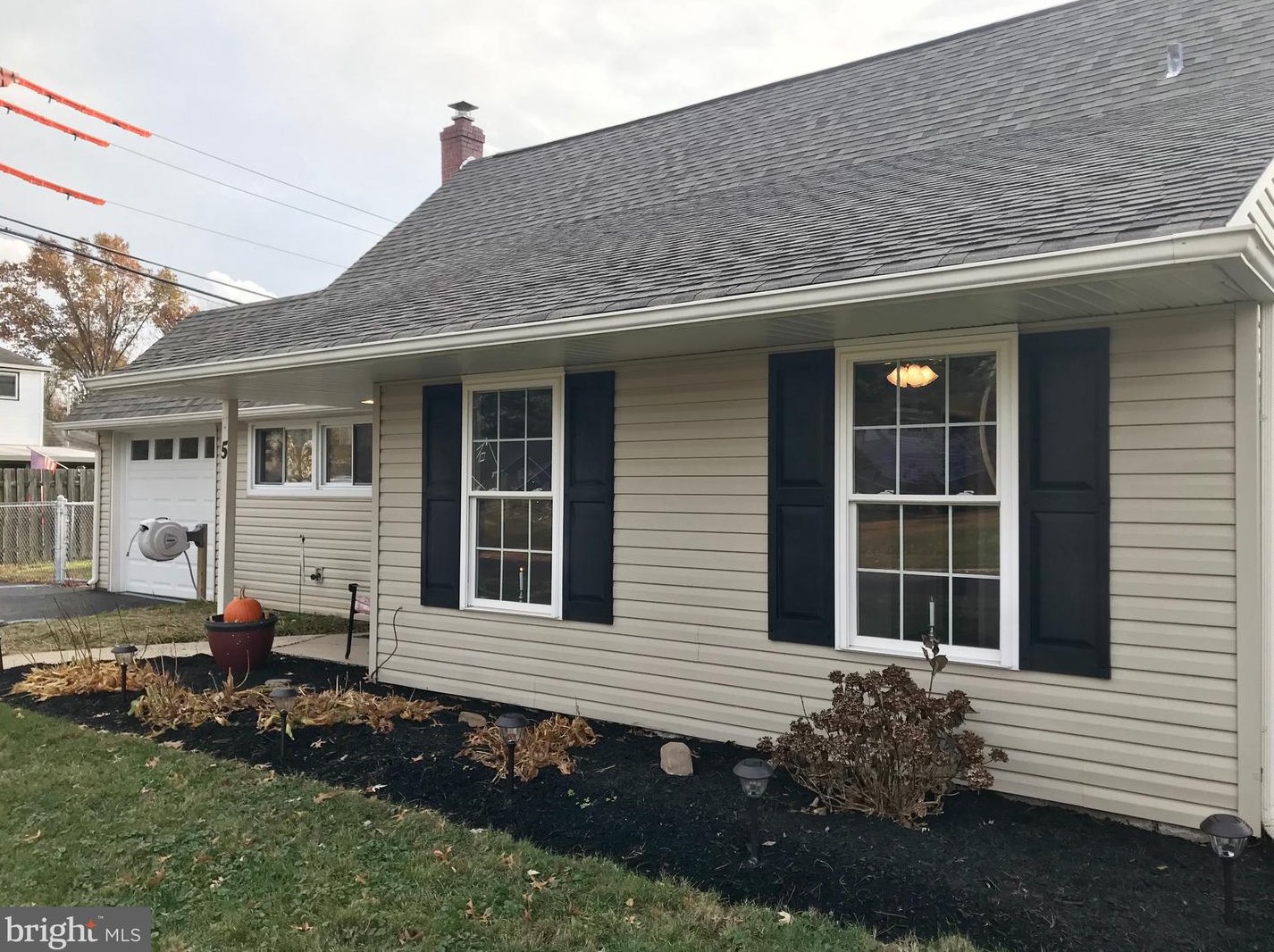 5 Hilltop Rd, Levittown, PA 19056