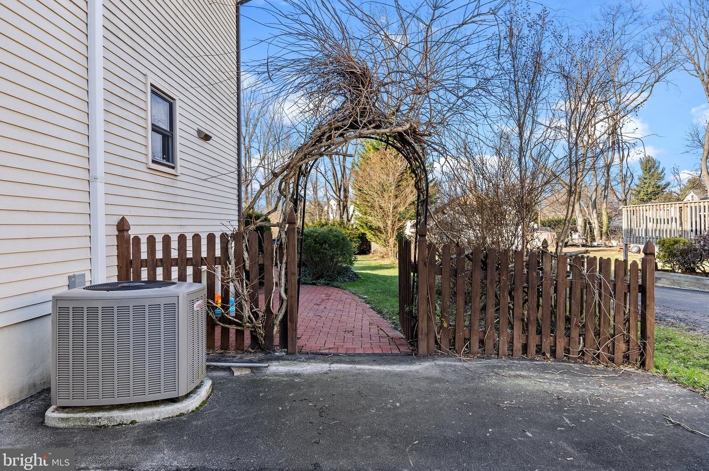 318 Lincoln Ave, Upper Makefield PA 18940-2211 exterior