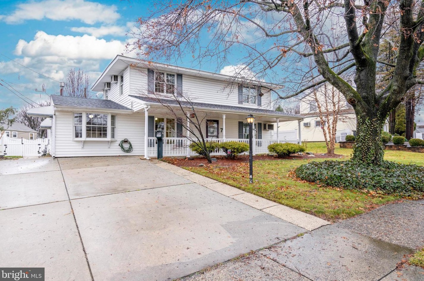 7 Tawny Rd, Levittown, PA 19056-1527
