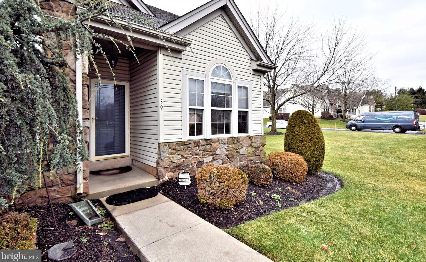 39 Legacy Oaks Dr, Southampton, PA 18954-2201