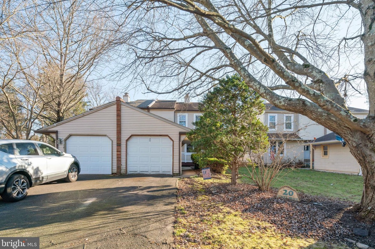 20 Stacey Dr, Gardenville, PA 18901