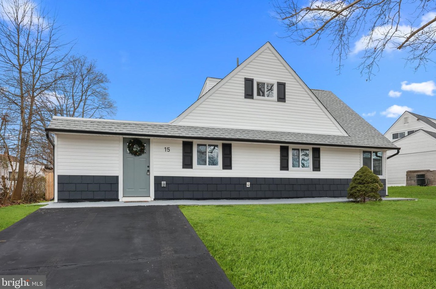 15 River Ln, Levittown, PA 19055-1408