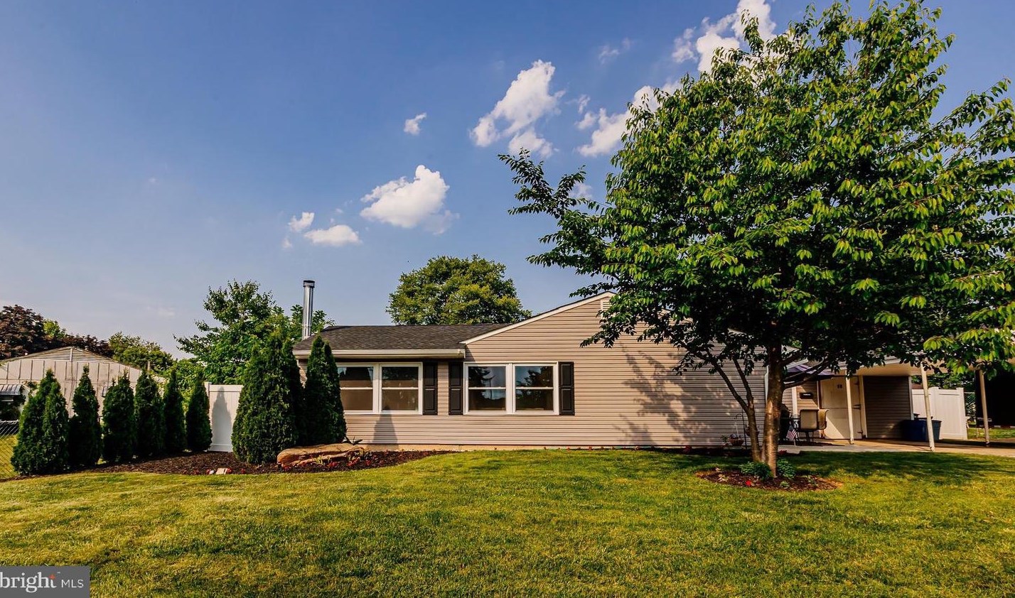 10 Wildrose Ln, Levittown, PA 19054
