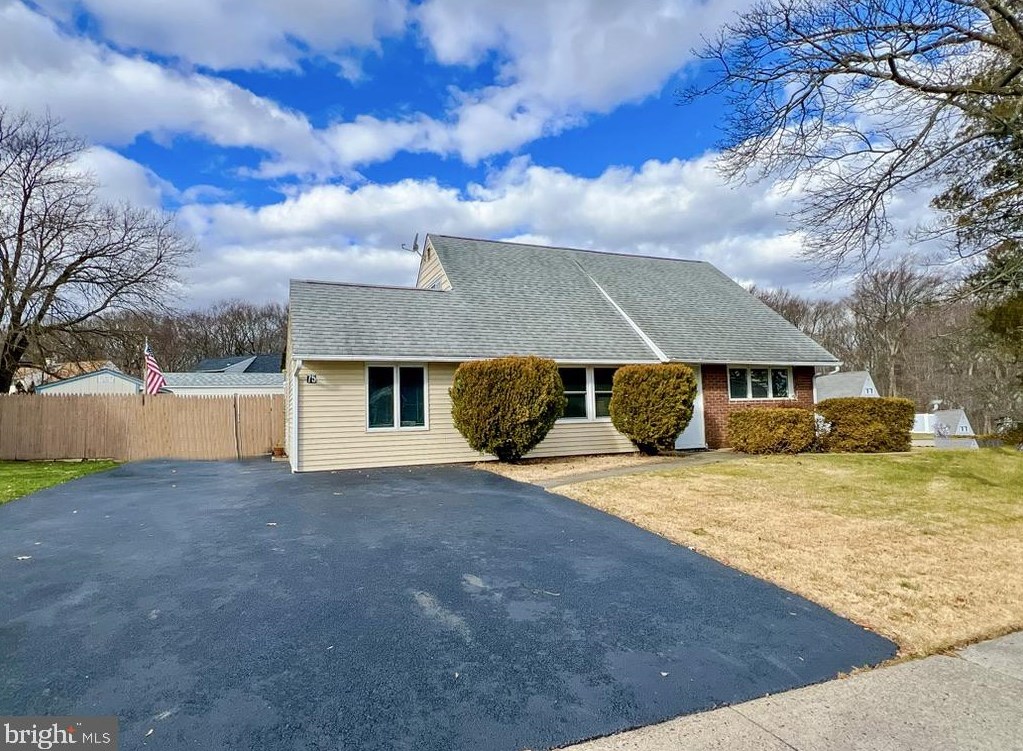 75 Vermillion Dr, Levittown, PA 19054
