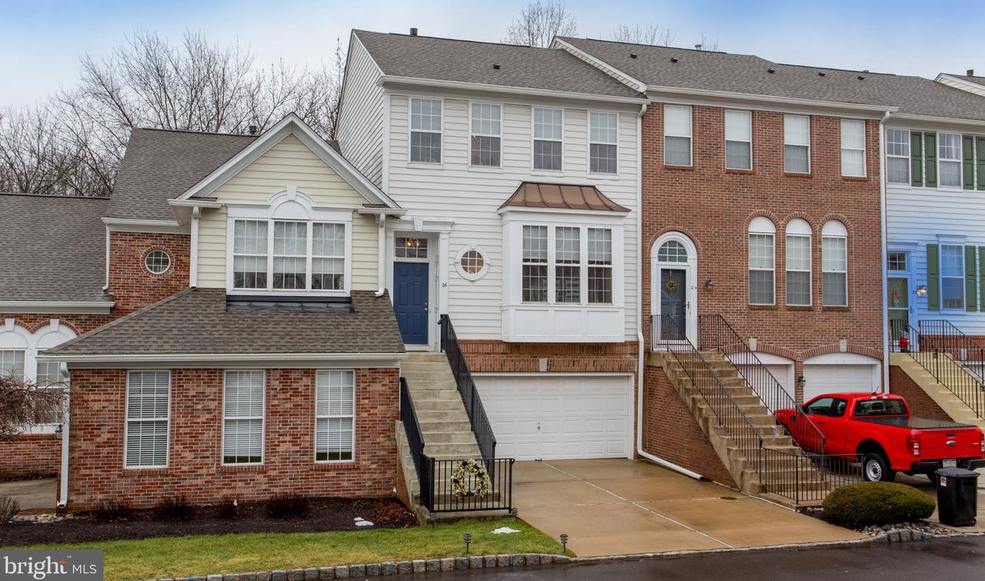 26 Charter Oak Ct, Gardenville, PA