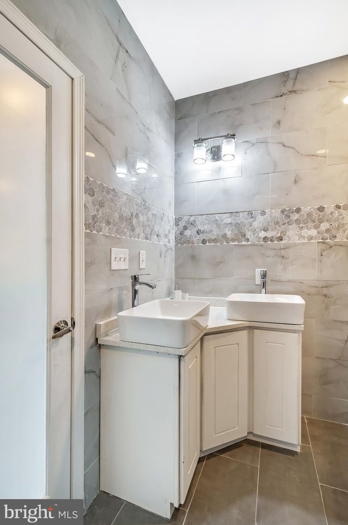 47 Woodside Ave, Levittown PA  19057-4507 exterior