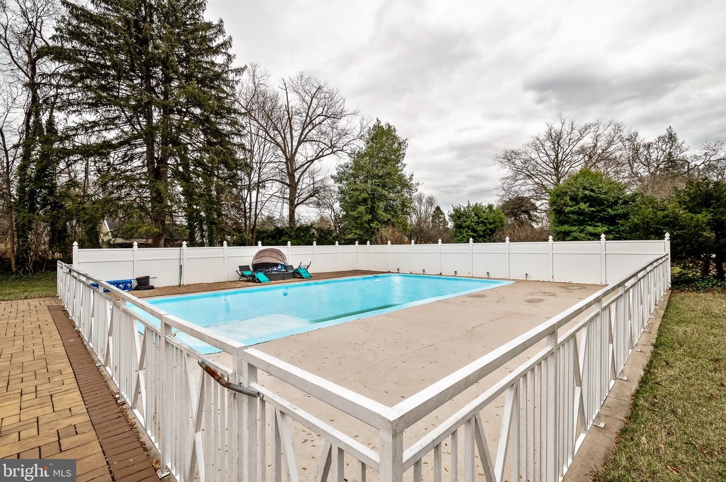 47 Woodside Ave, Levittown PA  19057-4507 exterior