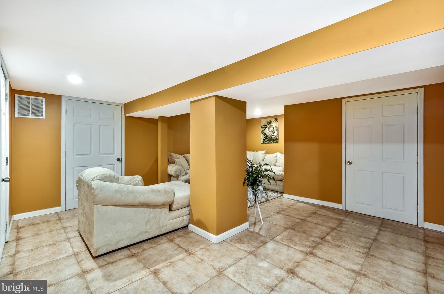 47 Woodside Ave, Levittown PA  19057-4507 exterior