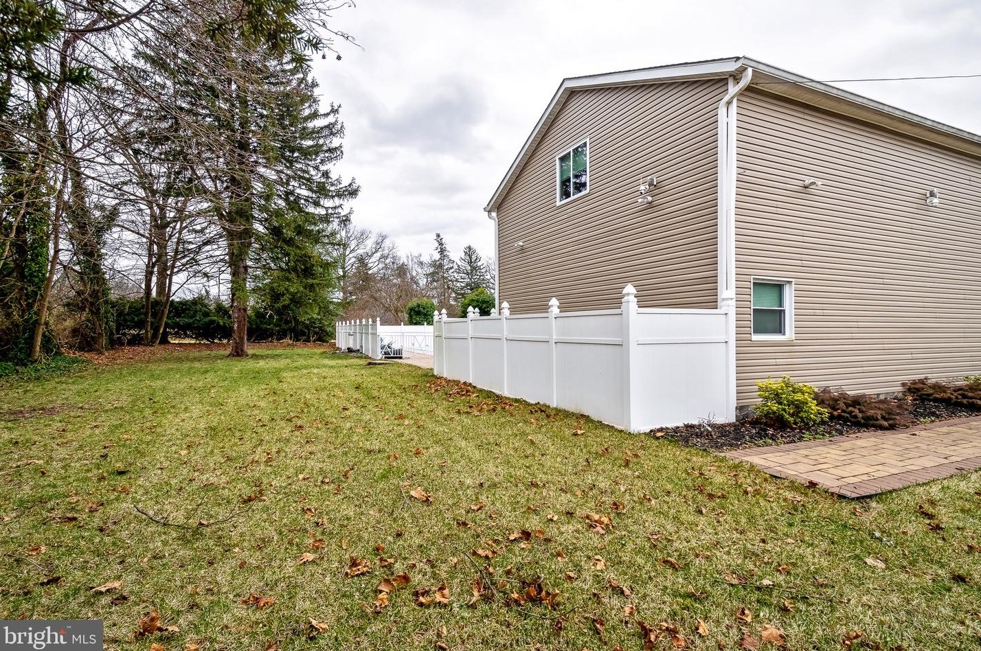 47 Woodside Ave, Levittown PA  19057-4507 exterior