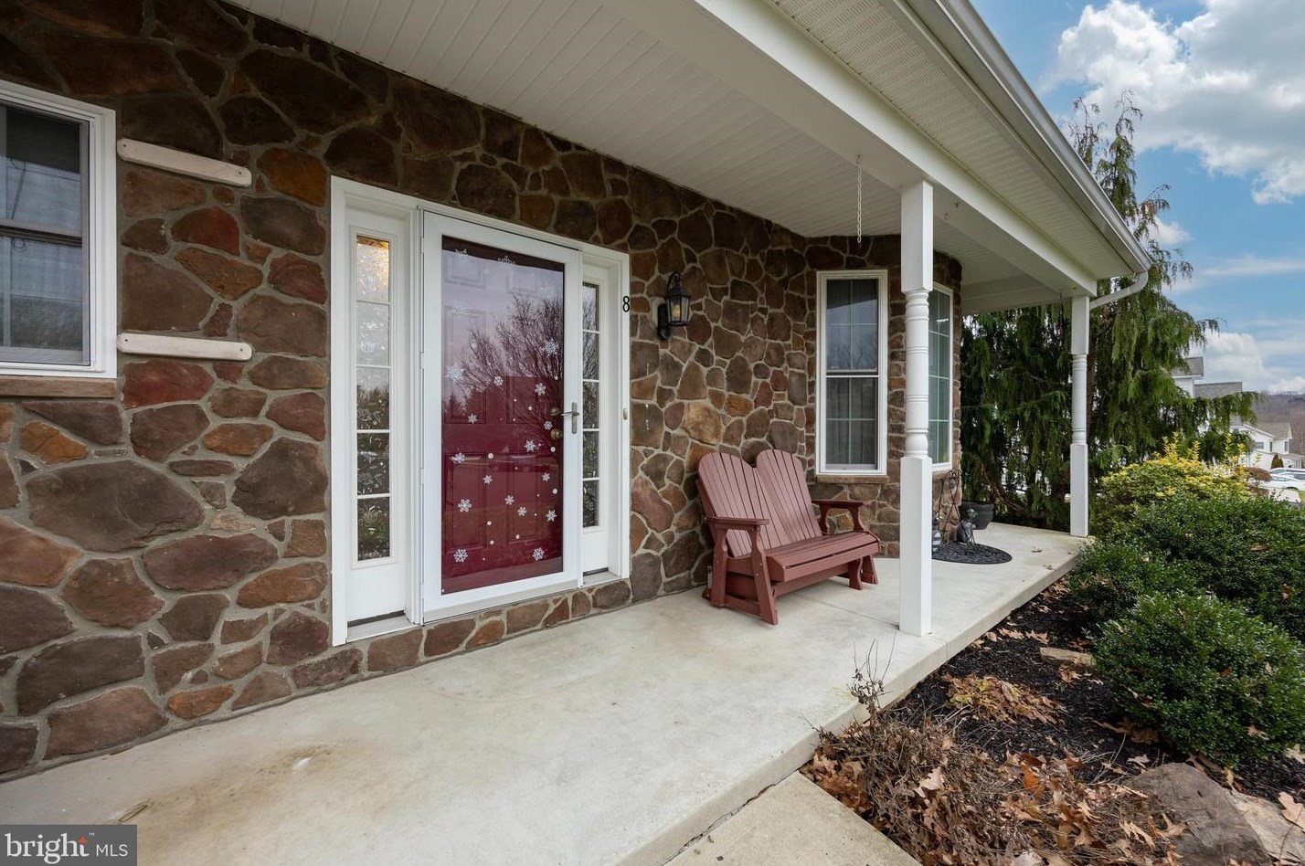 8 Wisteria Ct, Sellersville, PA 18960