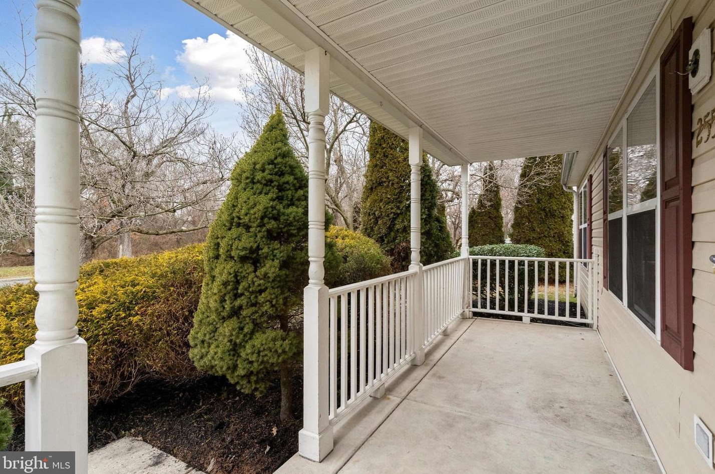 255 Oaktree Dr, Levittown, PA 19055-1524