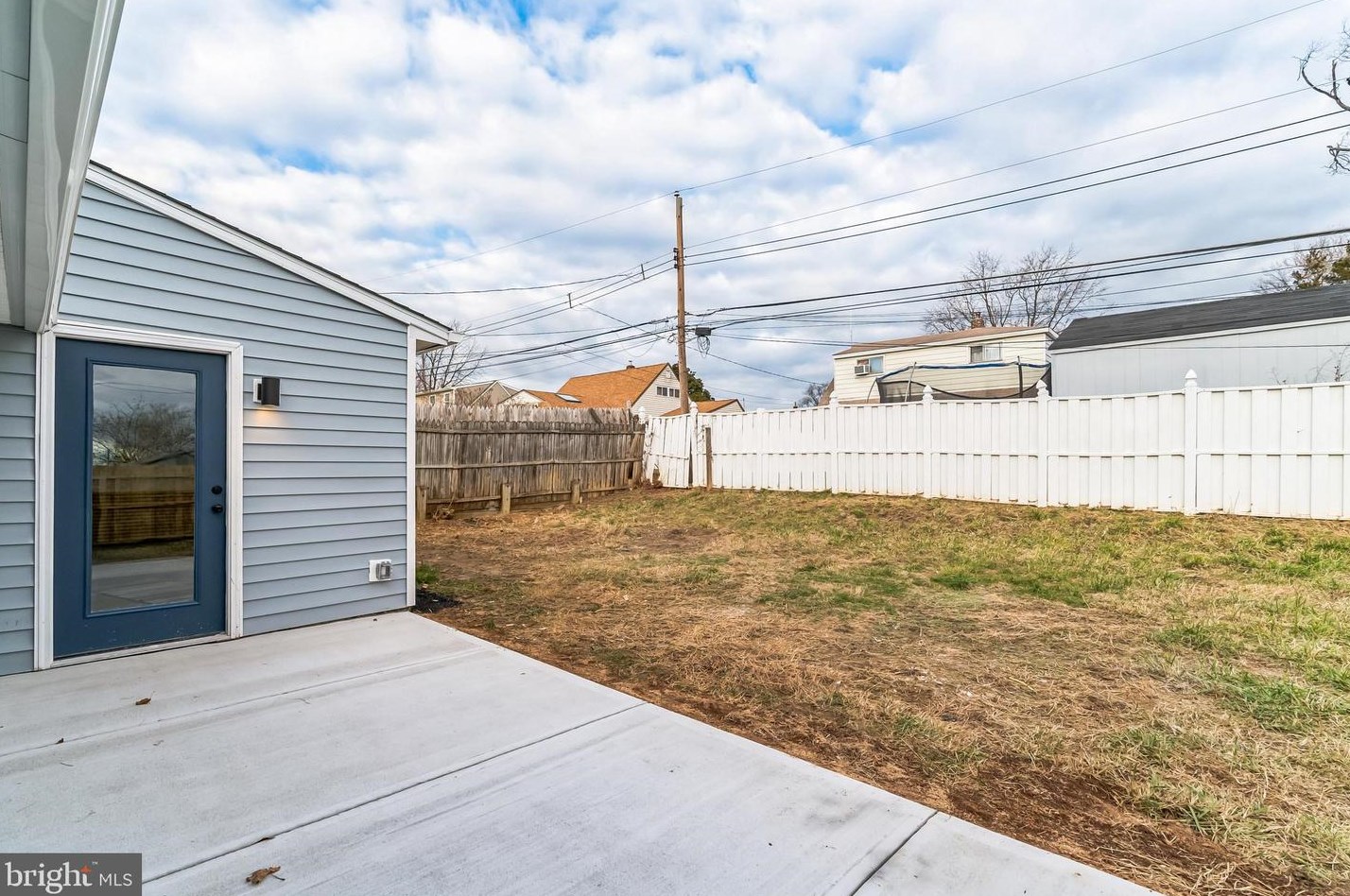 264 Appletree Dr, Levittown PA  19055-1218 exterior