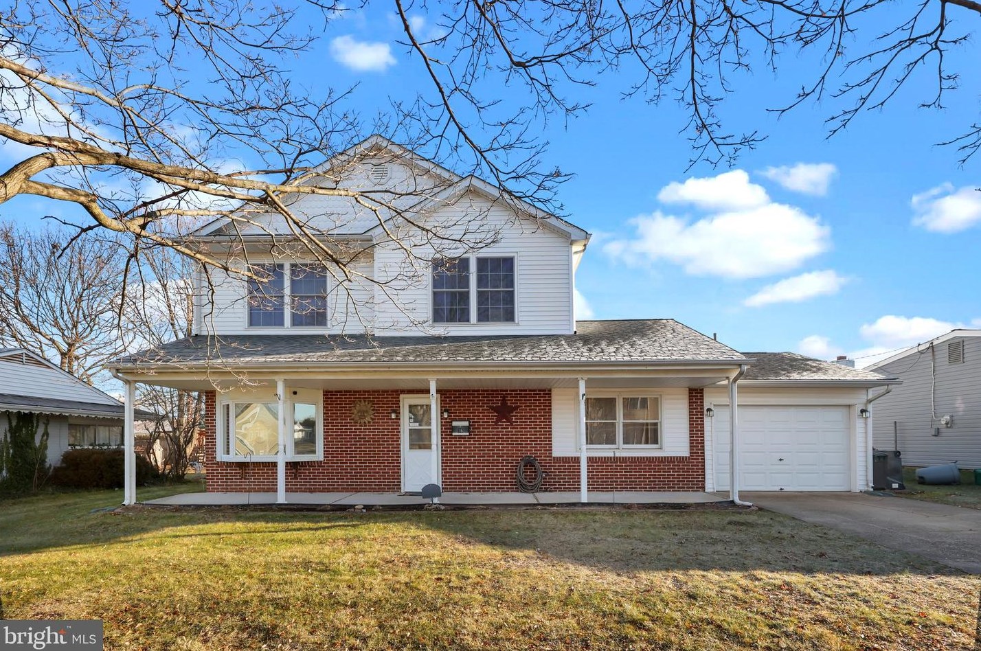 16 Pond Ln, Levittown, PA 19054-3713