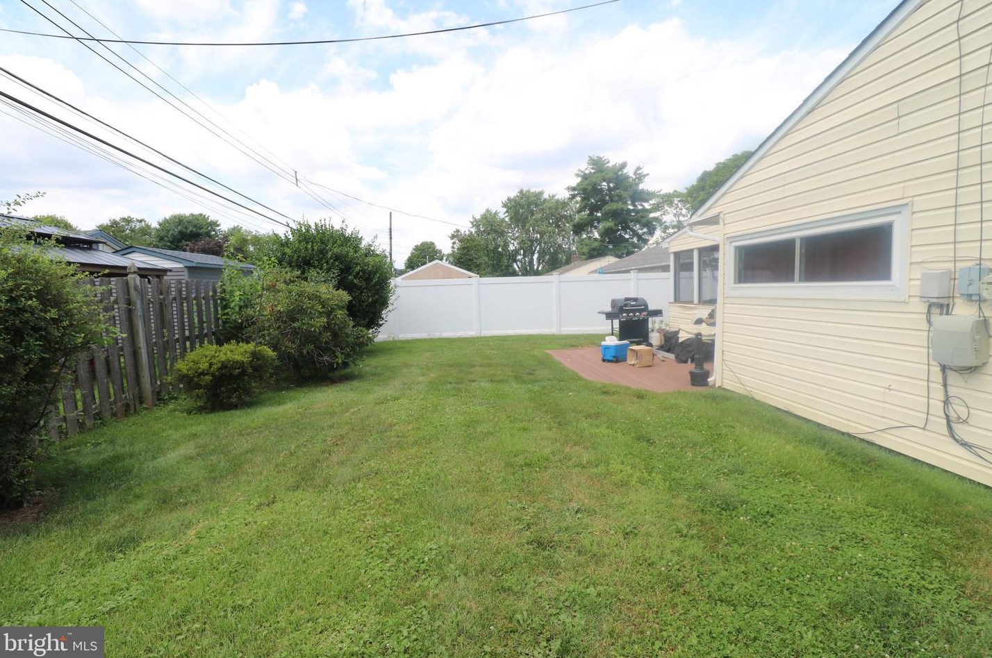 8 Stonybrook Dr, Levittown, PA 19055-2217