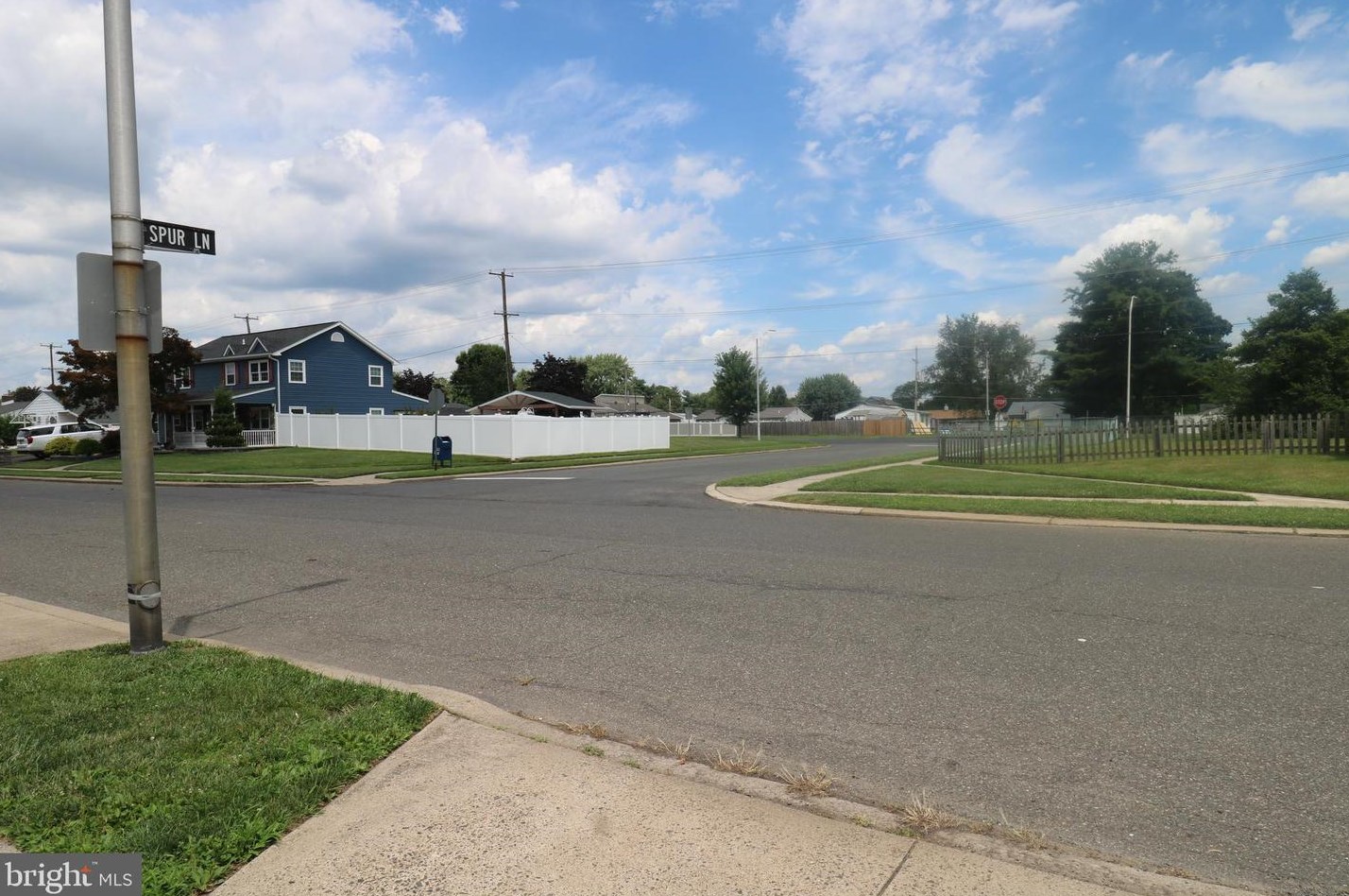 8 Stonybrook Dr, Levittown PA  19055-2217 exterior