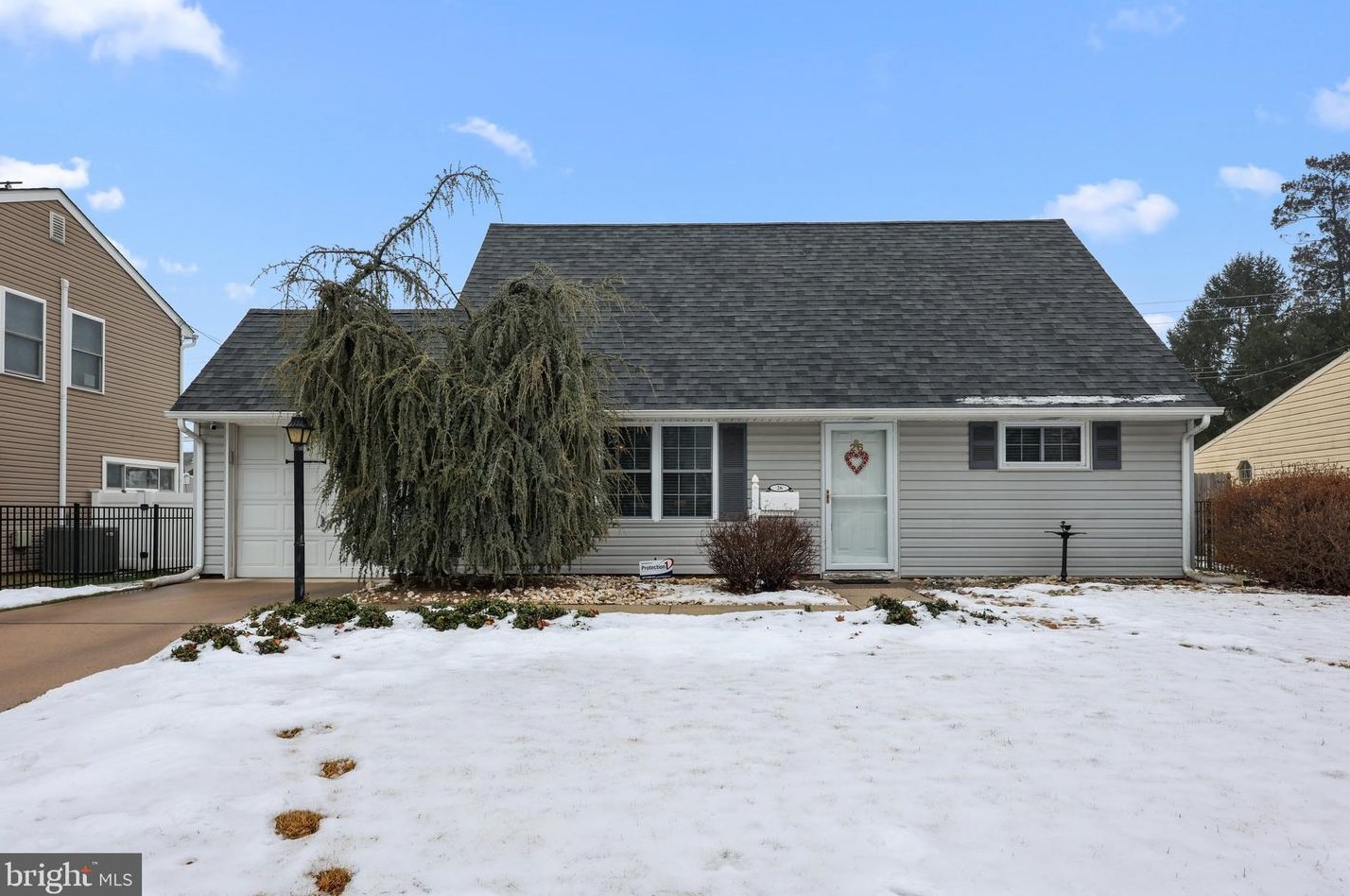 26 Kingapple Ln, Levittown, PA 19055-2411