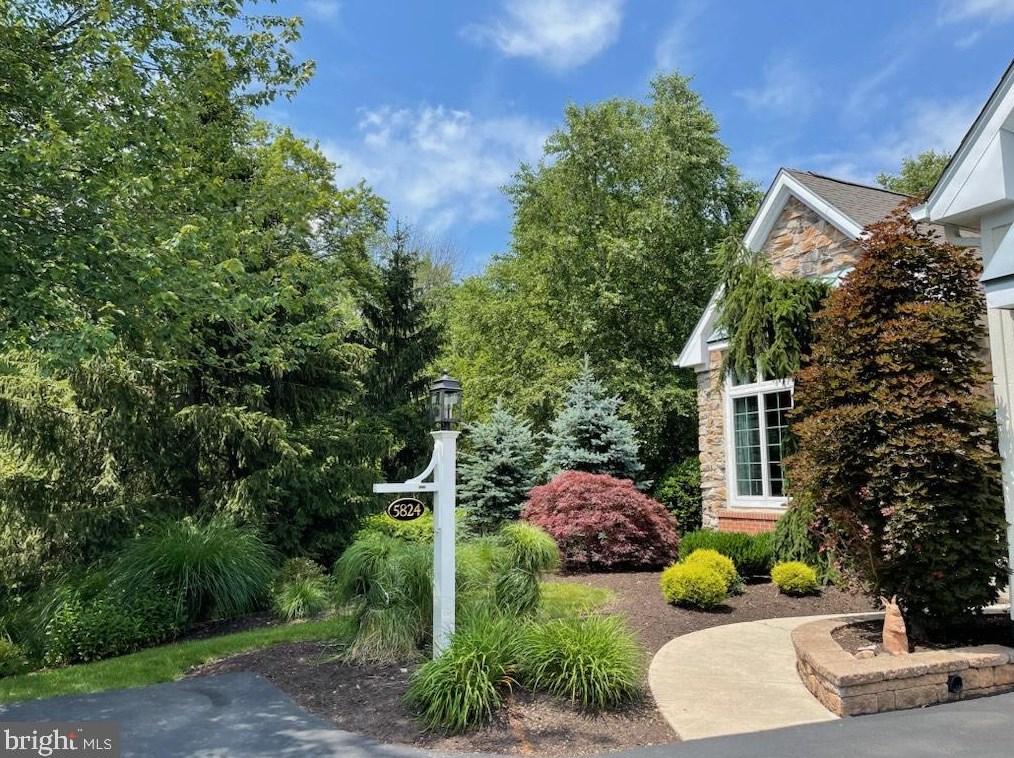 5824 Hickory Hollow Ln, Gardenville, PA 18902