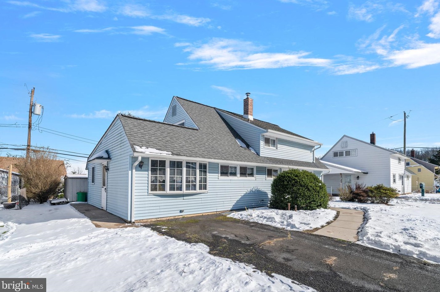 25 Ruby Ln, Levittown, PA 19055-1430
