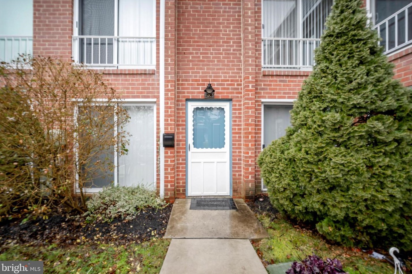 208 Saratoga Ct, Warminster PA  18974-2091 exterior