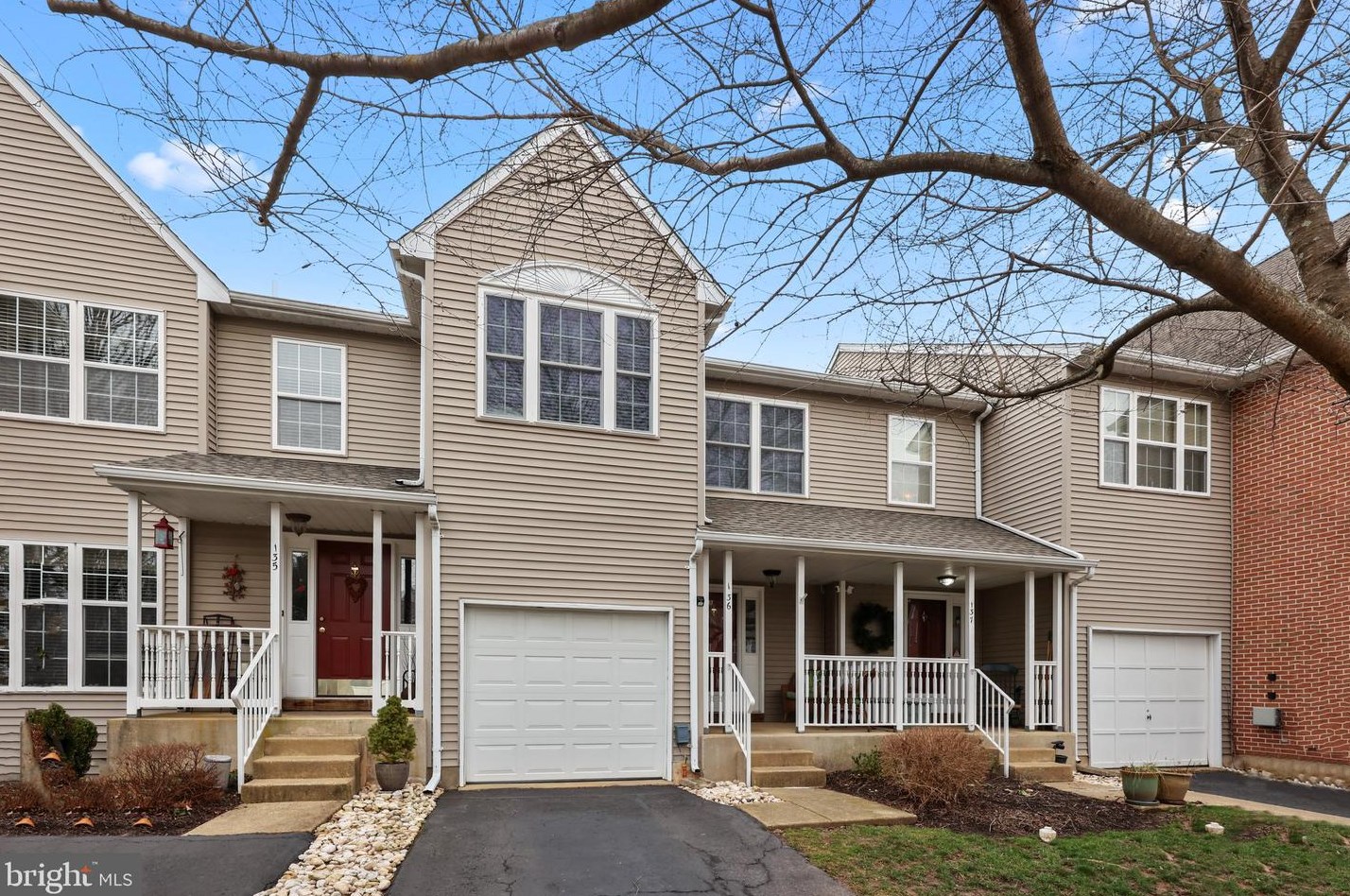 136 Bishops Gate Ln, Gardenville, PA