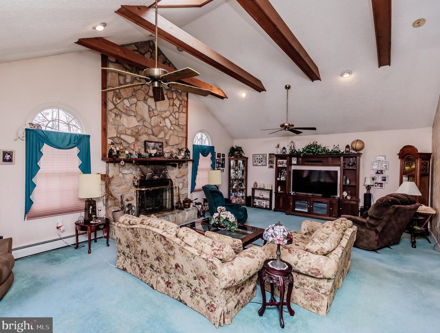 1 Meadow Ln, Levittown, PA 19054-2005