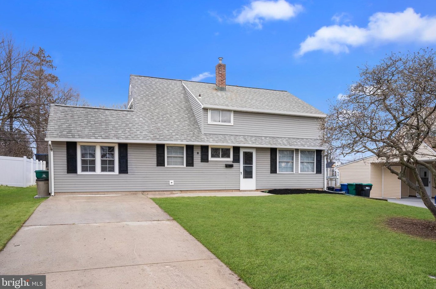 8 Woodbine Rd, Levittown, PA 19057