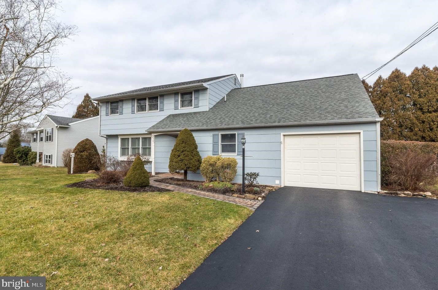 236 Hillcrest Dr, Gardenville, PA