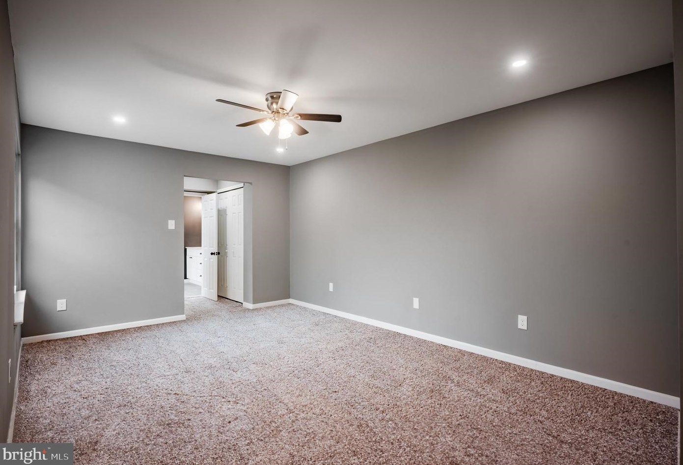 72 Magnolia Dr, Upper Makefield PA  18940-9236 exterior