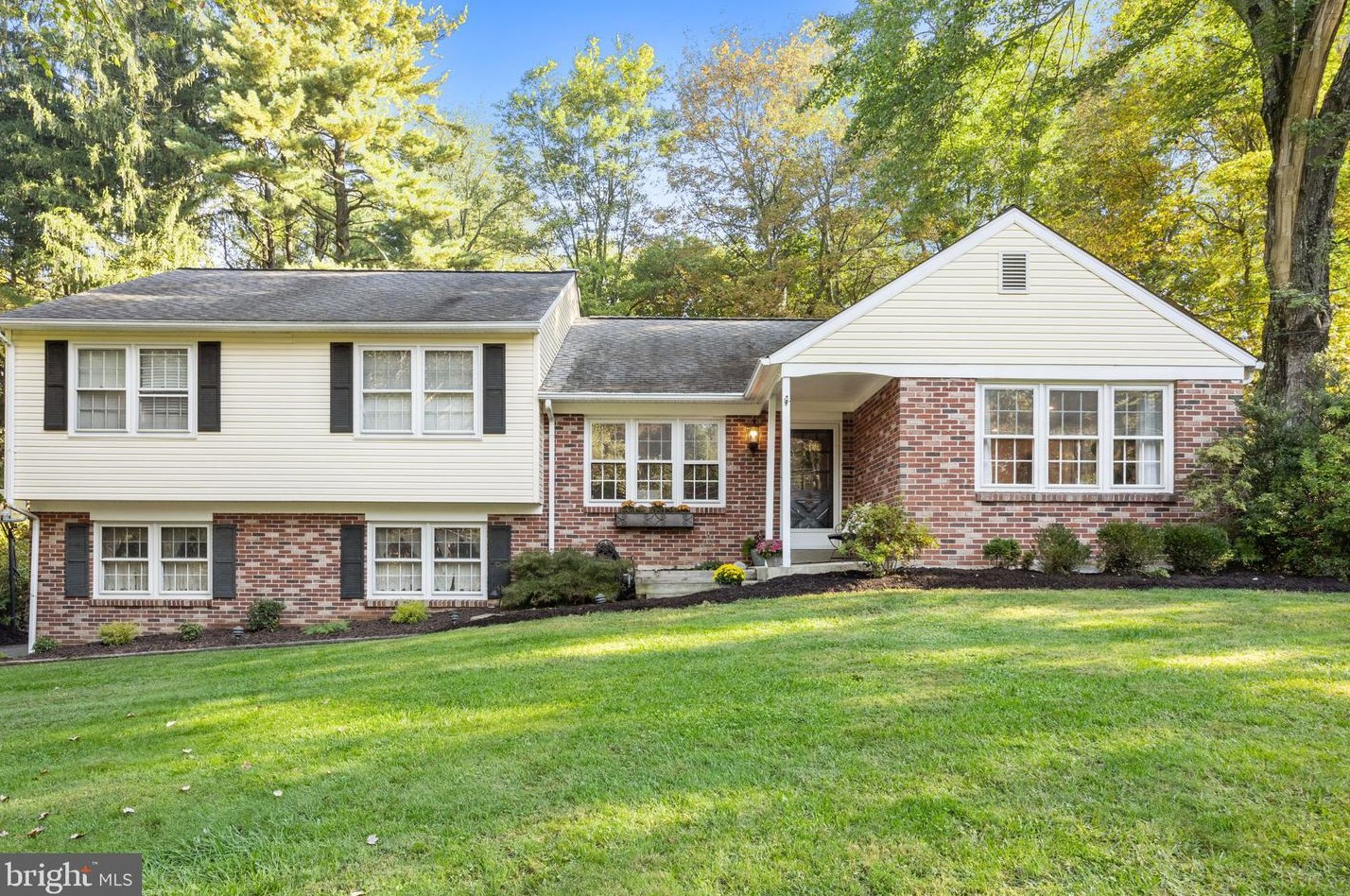 15 Pebble Woods Dr, Gardenville, PA