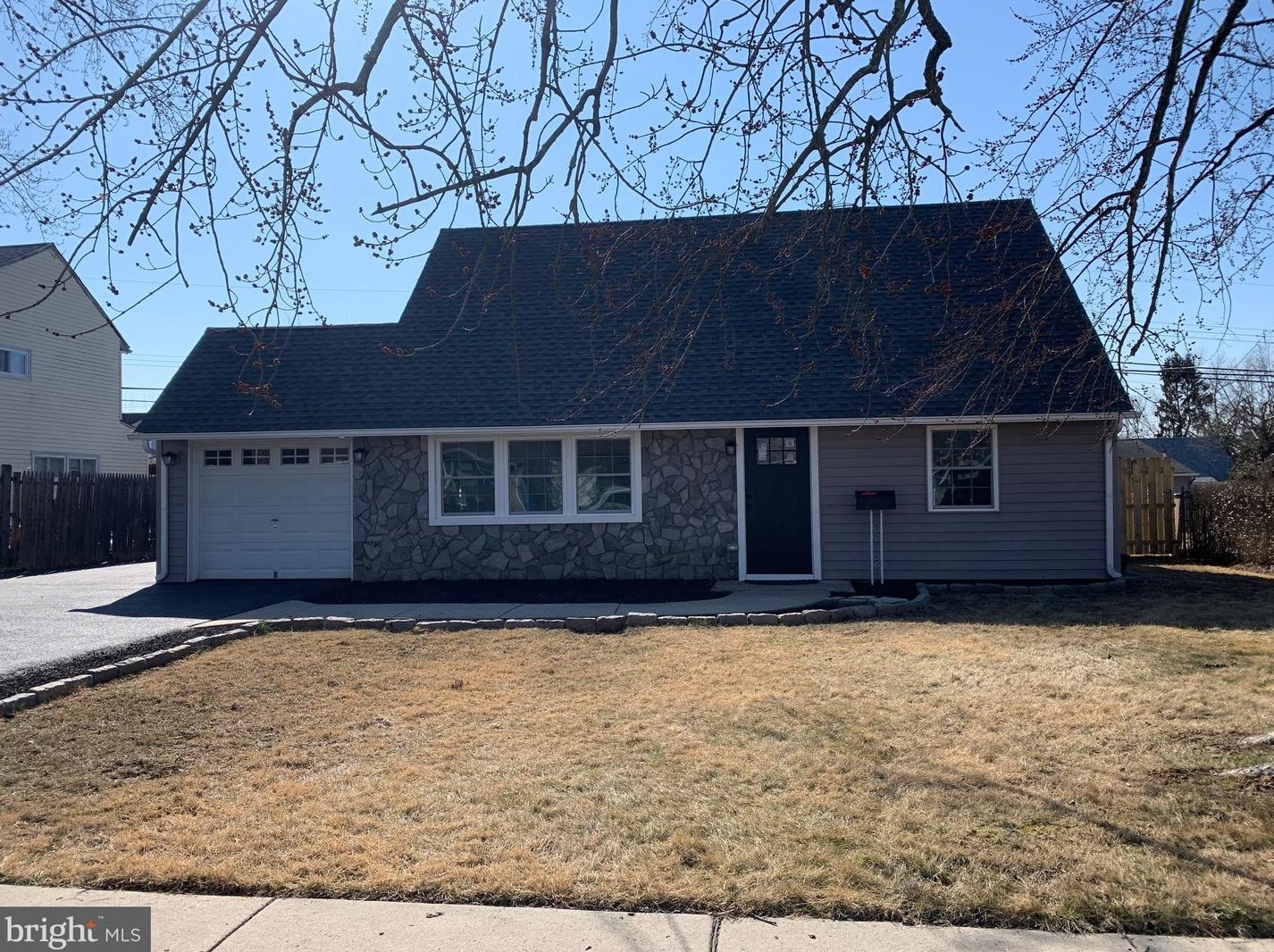 27 Quail Rd, Levittown, PA 19057-2006