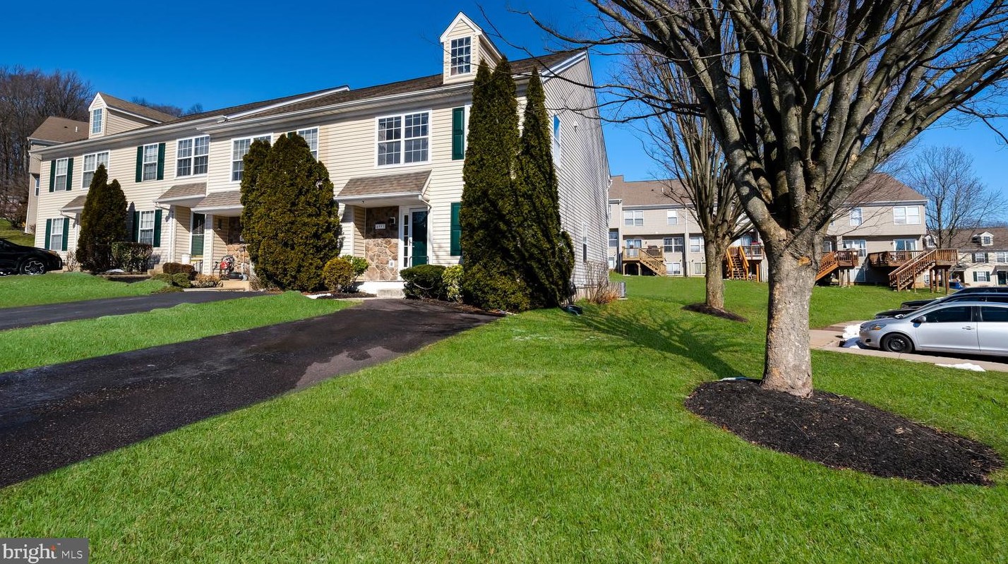 4993 Esther Reed Dr, Gardenville, PA