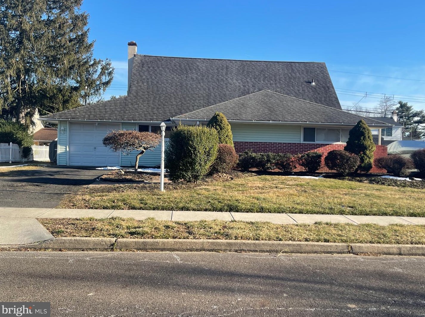 28 Hunt Rd, Levittown PA  19056-1329 exterior