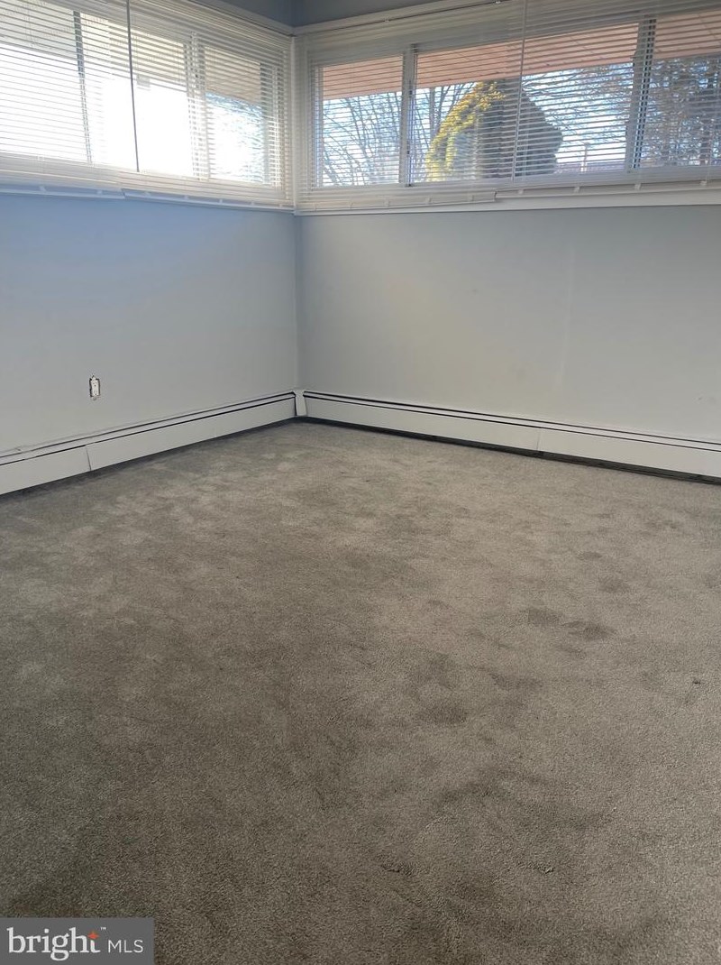 28 Hunt Rd, Levittown PA  19056-1329 exterior