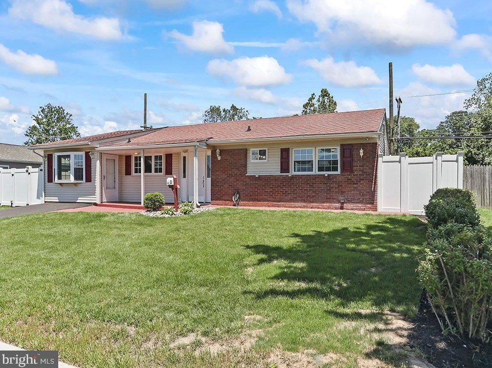 33 Indian Park Rd, Levittown, PA 19057