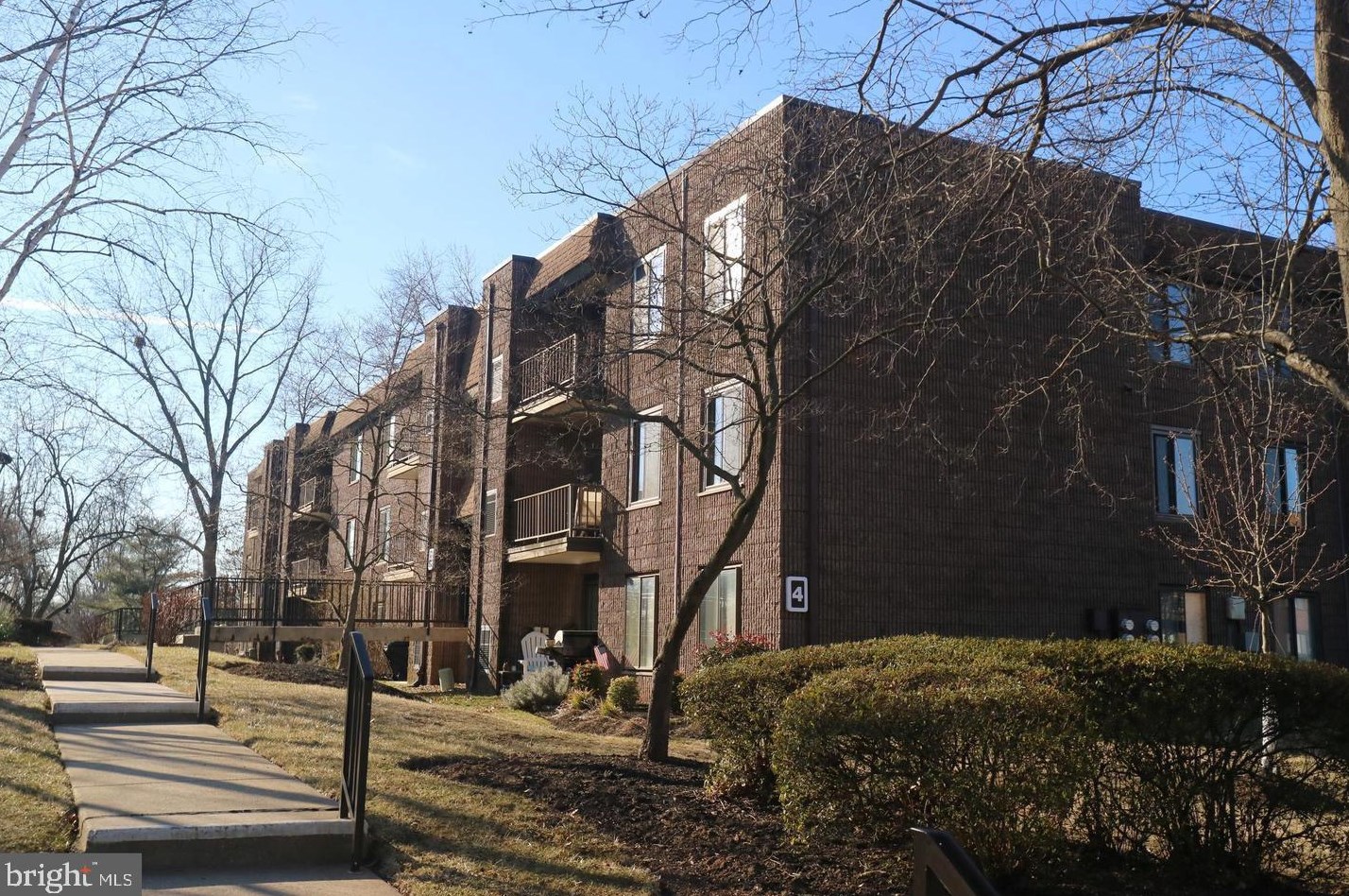 90 Oakridge Dr, Langhorne, PA 19047