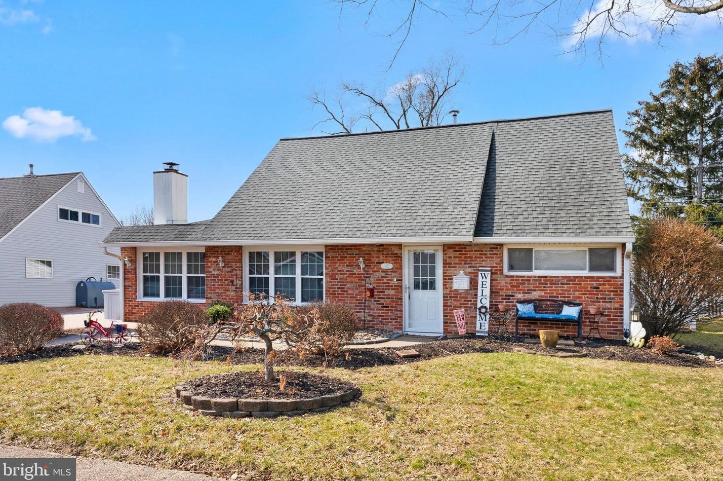 65 Cardinal Rd, Levittown, PA 19057-1619