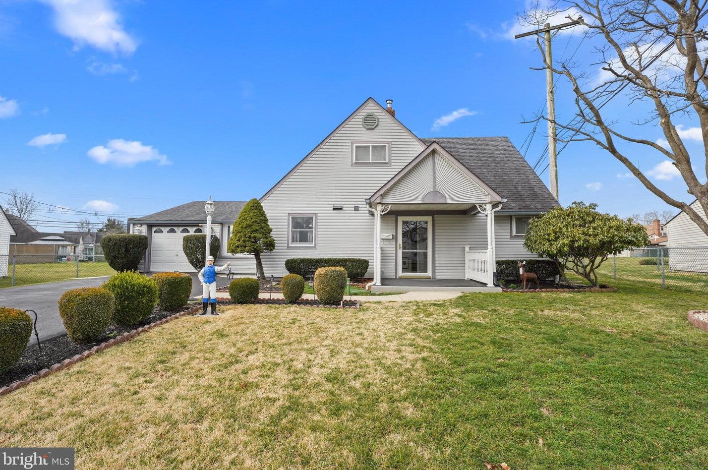 31 Almond Ln, Levittown, PA 19055-1209
