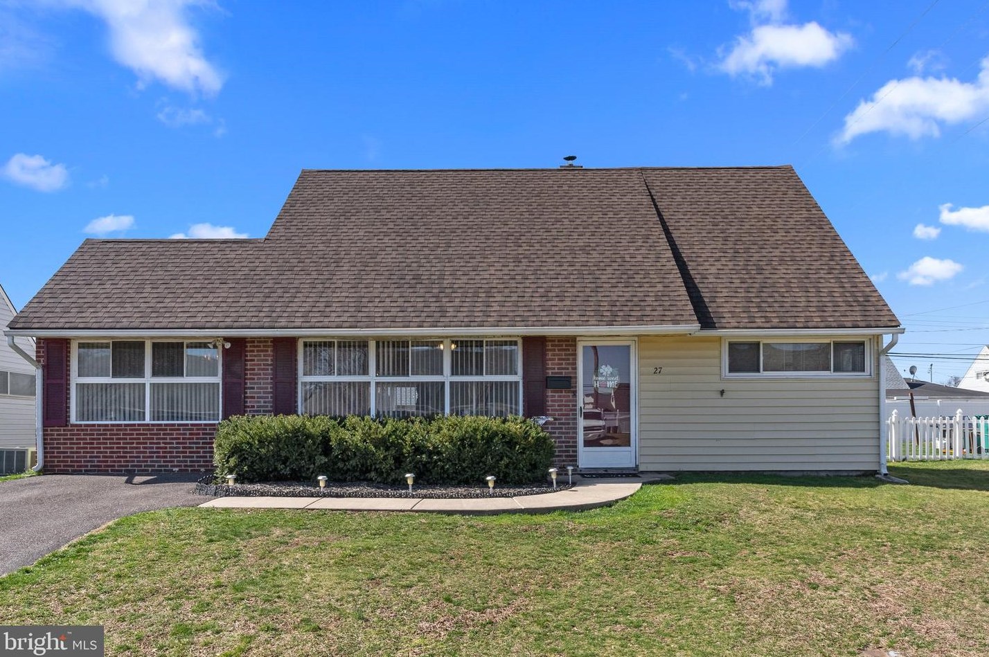 27 Jewel Ln, Levittown, PA 19055-2303
