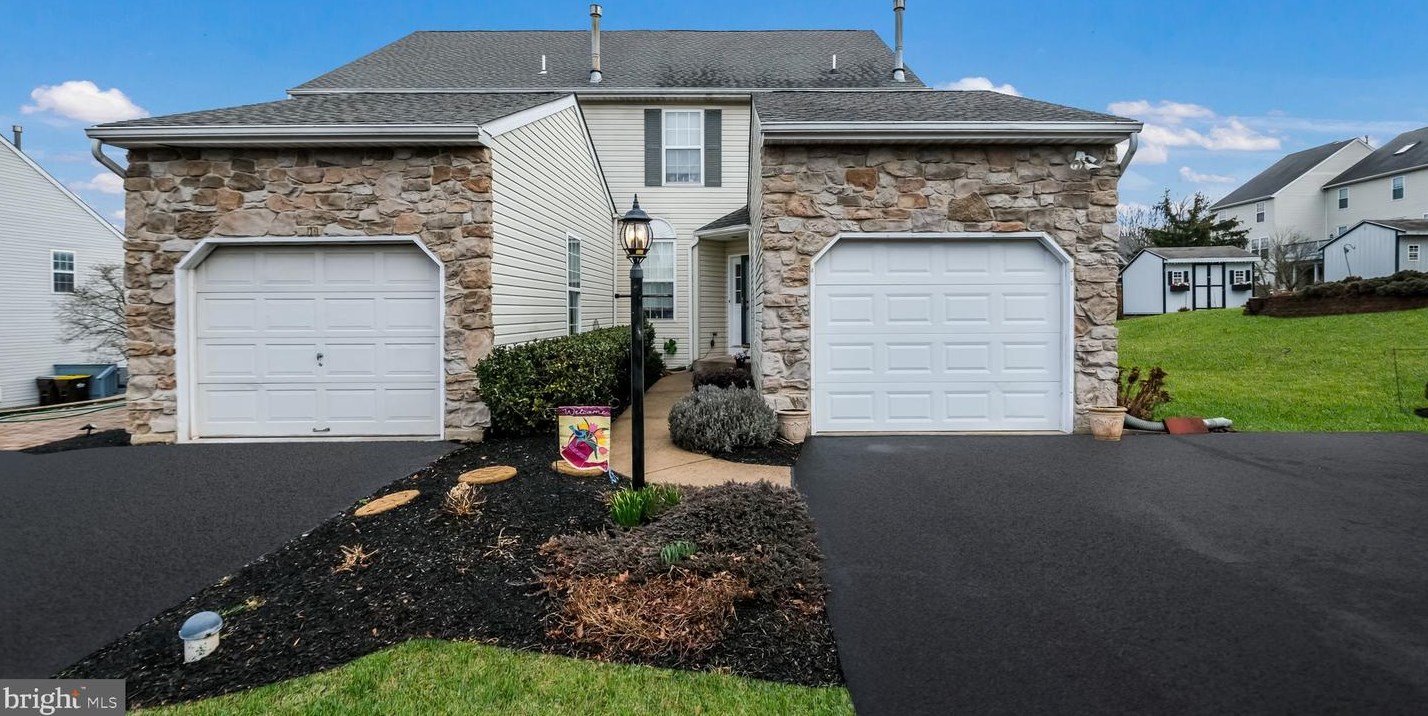 73 Wheatsheaff Ln, Perkasie, PA 18944
