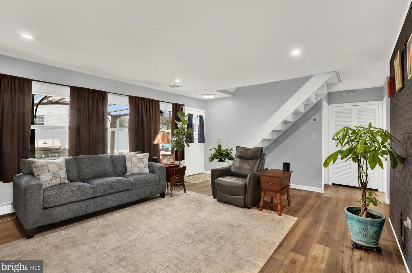 123 Goldenridge Dr, Levittown, PA 19057