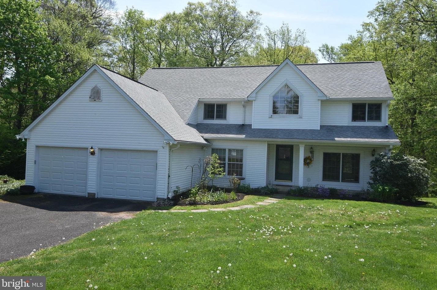 40 Heritage Ln, Gardenville PA  exterior