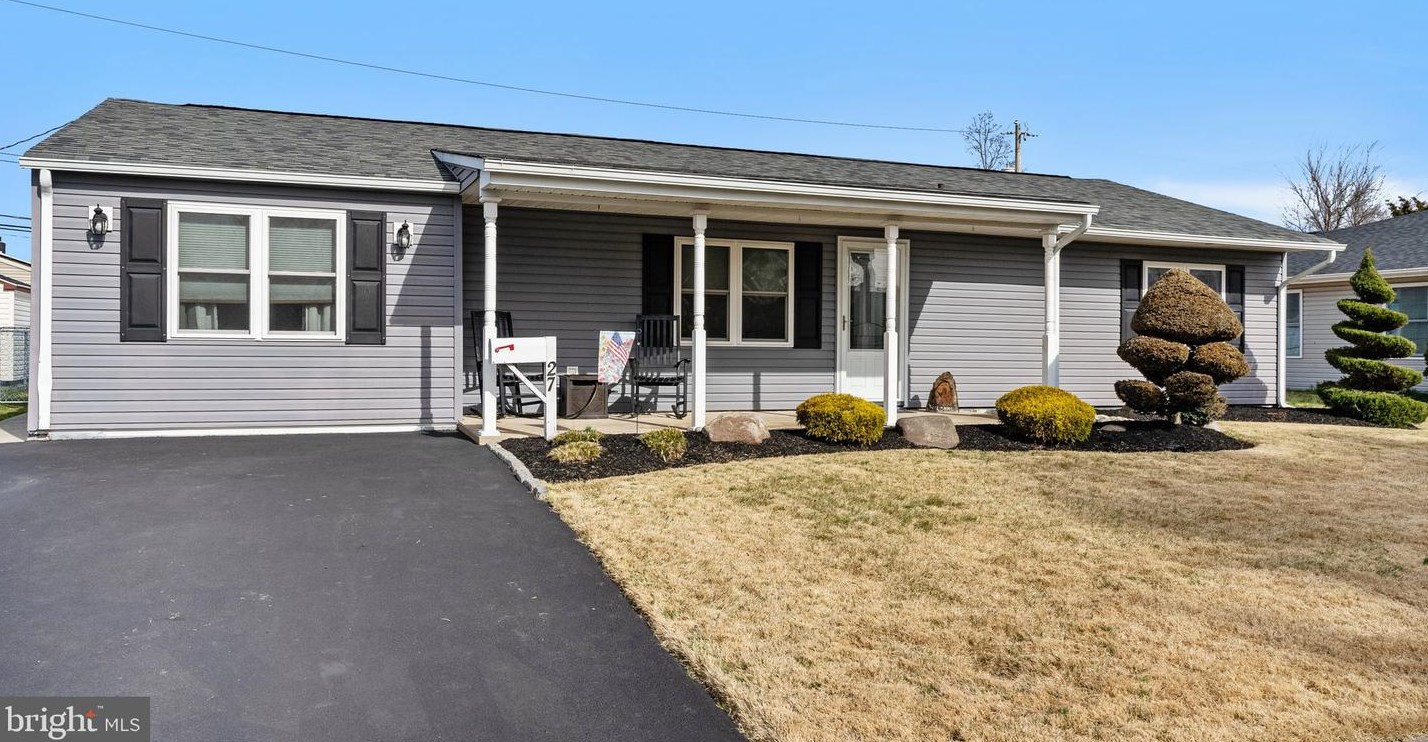 27 Emerald Ln, Levittown, PA 19054-2717