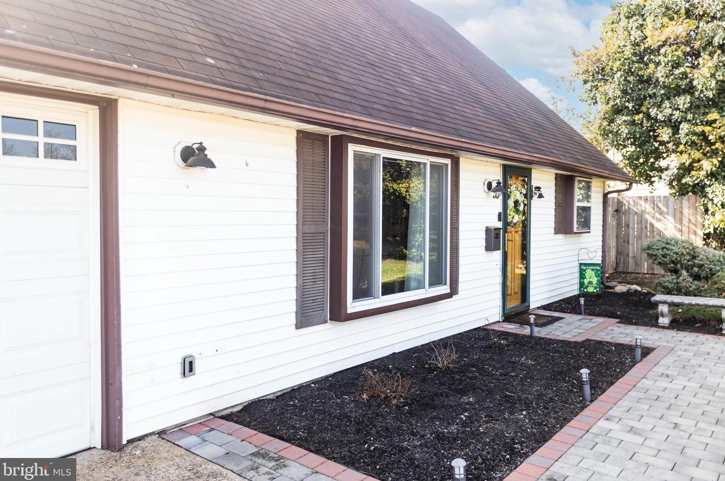33 Viking Ln, Levittown, PA 19054-1025