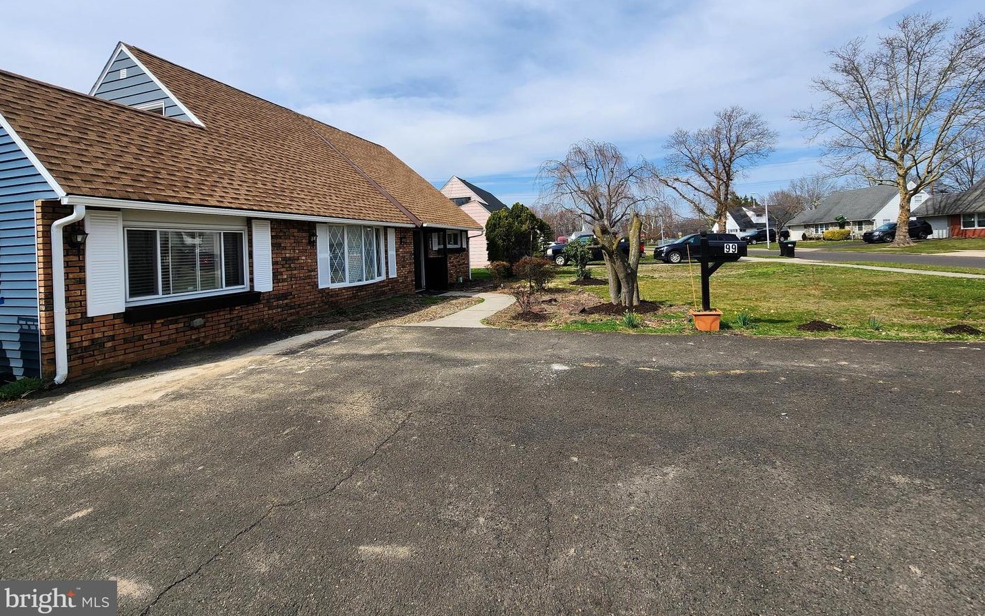 99 Kingwood Ln, Levittown PA  19055-2422 exterior